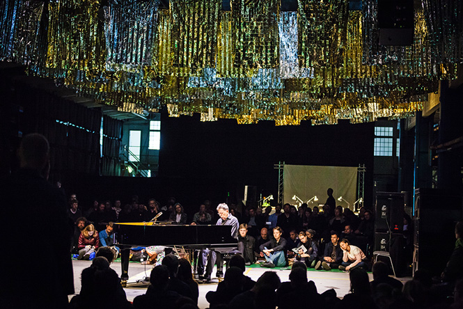 At stirre ind i myggelyset | Koncertanmeldelse Philip Glass Ensemble | Magasinet KLASSISK