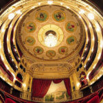 Operasanger raser over drikkevarer og slikposer i teatersalen | Magasinet KLASSISK