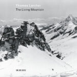 Thomas Larcher: The Living Mountain | Sarah Aristidou (sopran), Alisa Weilerstein (cello), Andrè Schuen (baryton), Daniel Heide (klaver), München Kammerorkester, dir. Clemens Schuldt | ECM 4858784 | Pladeanmeldelse | Magasinet KLASSISK