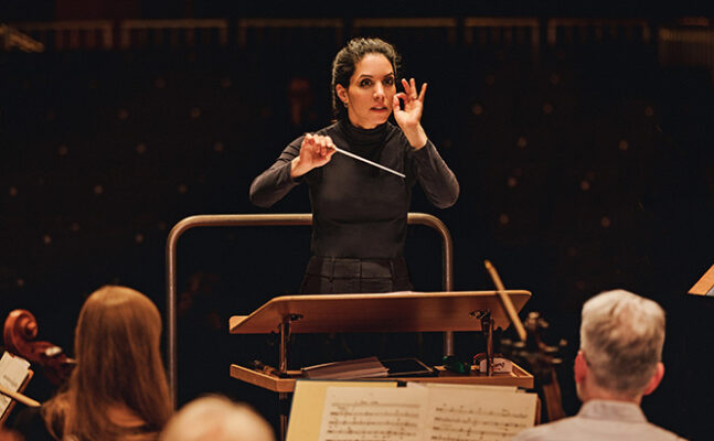 Israelsk dirigent vinder overbevisende La Maestra | Magasinet KLASSISK