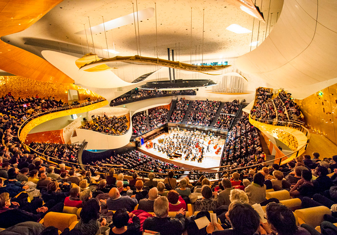 Nødblus og håndgemæng i Philharmonie de Paris | Magasinet KLASSISK